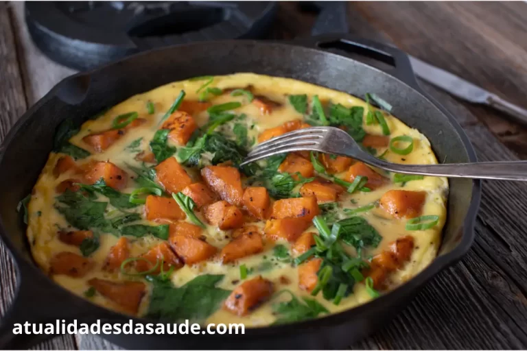Em uma mesa uma tigela preta com ingredientes saudáveis.