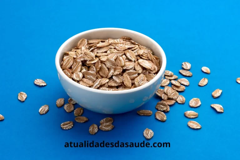 Em uma mesa azul com uma tigela de aveia benefícios e malefícios.