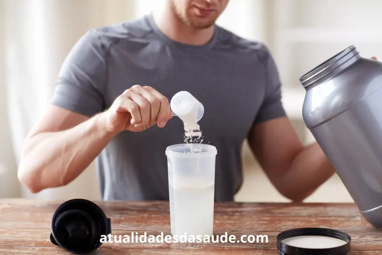 Um homem colocando a quantia certa de creatina num copo com agua.