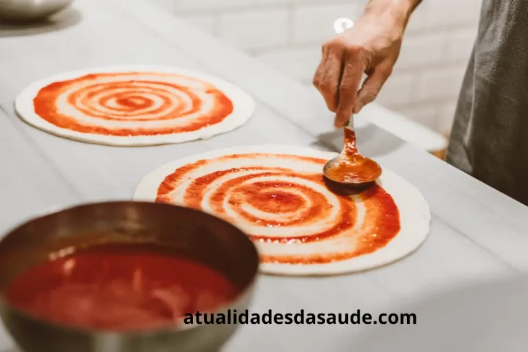 uma mesa com massa de pizza low carb com molho de tomate.