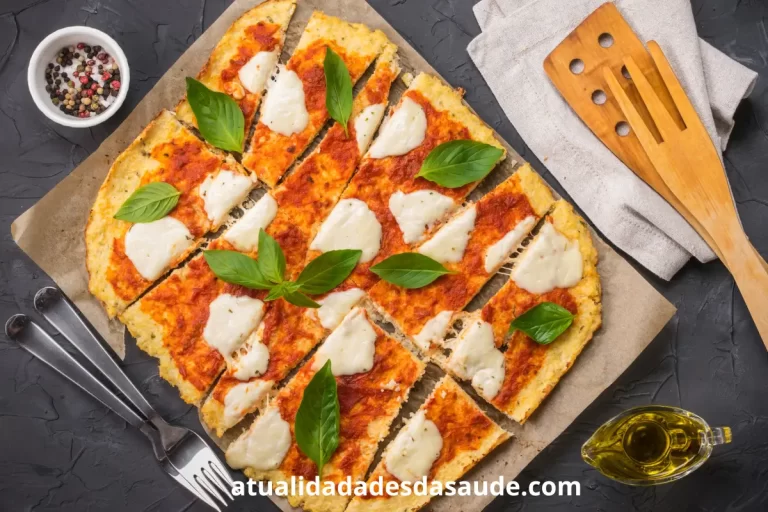Uma pizza low carb em cima da mesa com os acessórios necessários.