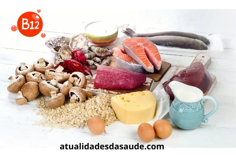 Uma mesa com alimentos que contem vitamina b12 como, ovos, carnes, leite, queijos.