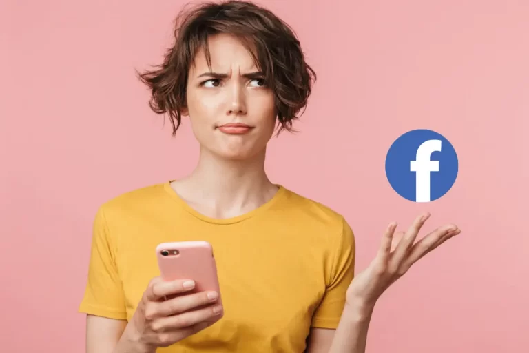 Uma mulher perguntando como recuperar a senha do Facebook.