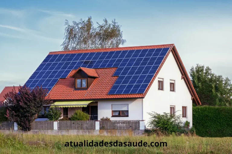 Fachada de uma casa sustentável com telhado, painéis solares e jardim ecológico ao redor.